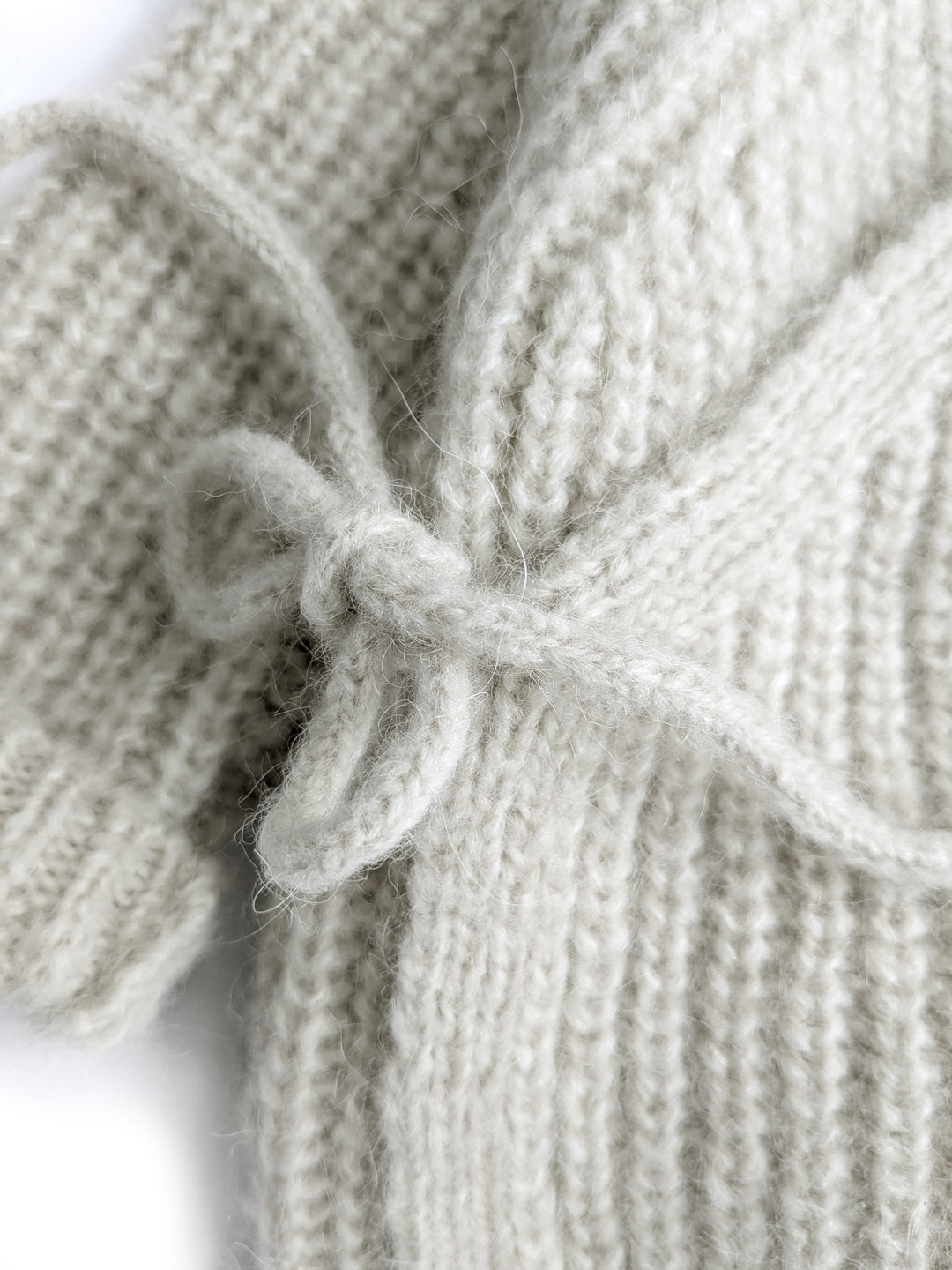 Halfen Alpaka Grobstrickjacke beige Detailansicht Bindeband.