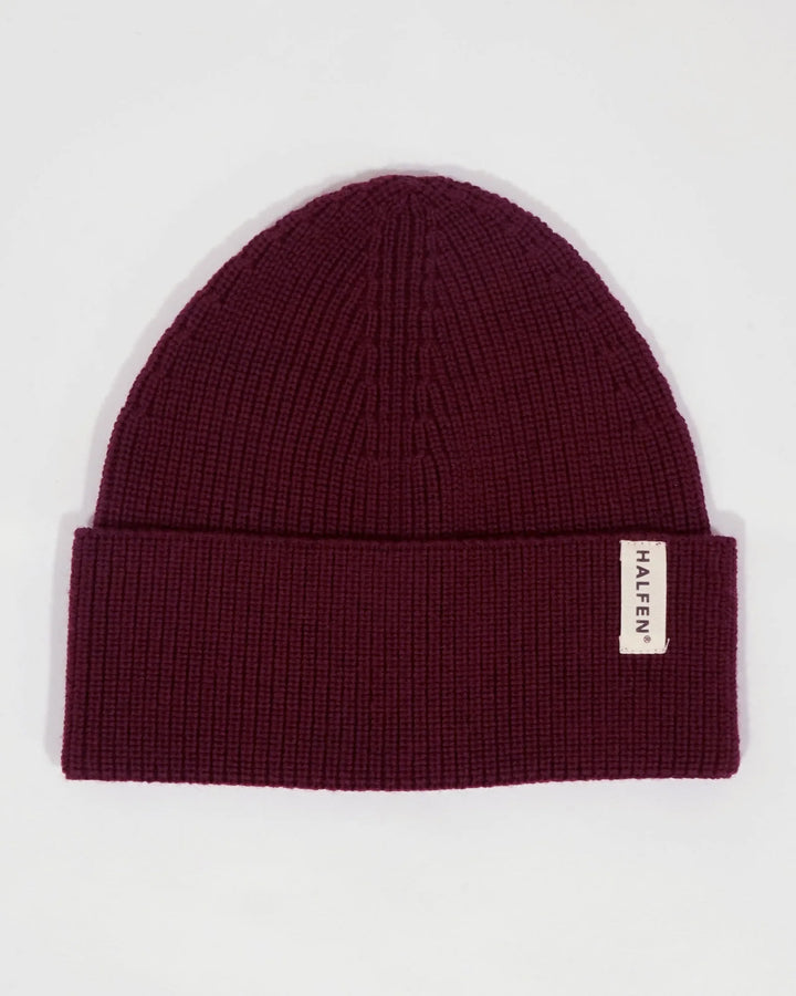 dunkelrote Beanie-Mütze von Halfen für Kinder aus 100% Merinowolle in Patentstrick und mit Umschlag. Produktbild, Ansicht von vorne. 
