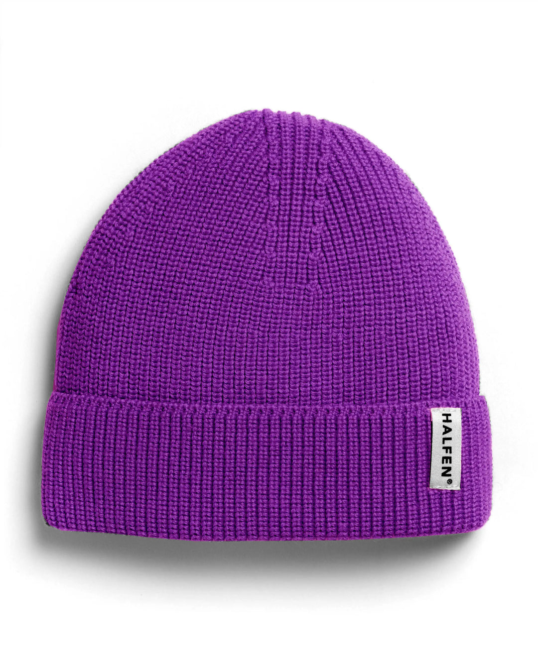 neon-lilafarbene Beanie-Mütze von Halfen für Kinder aus 100% Merinowolle in Patentstrick und mit Umschlag. Produktbild, Ansicht von vorne. 