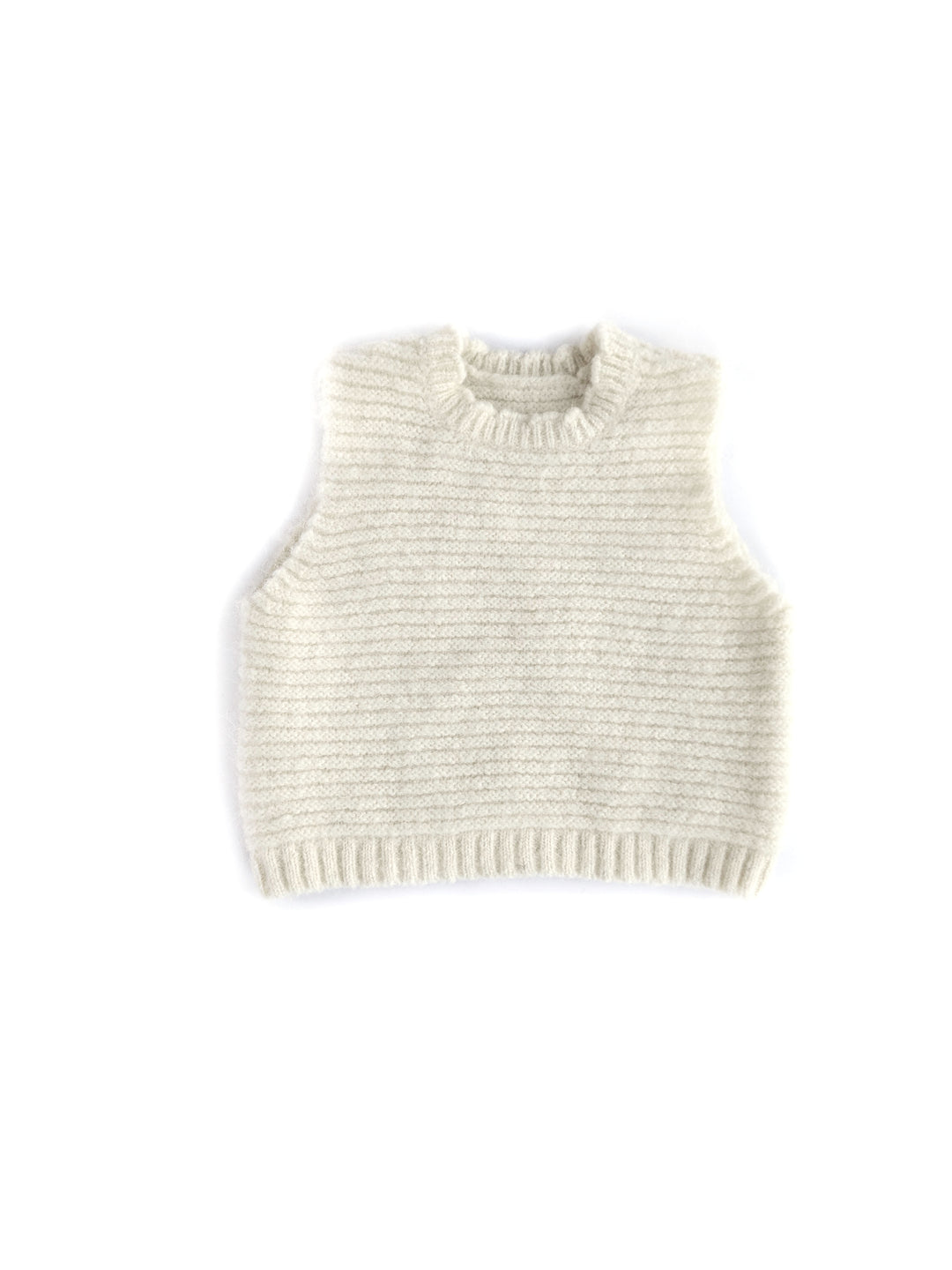 grob gestrickter, beigefarbener Pullunder für Babys, Kleinkinder und Kinder aus Merinowolle, Alpaka und Seide mit geripptem Saum und Halsausschnitt, ärmellos. Produktbild, Ansicht von vorne. 