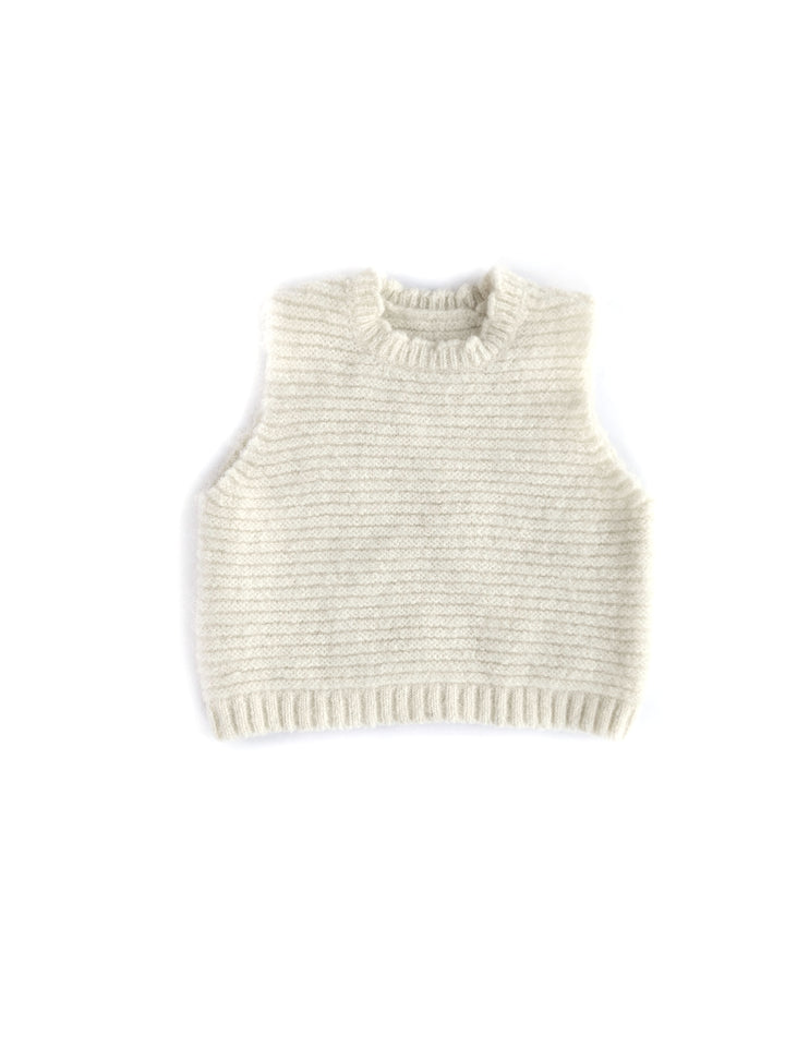 grob gestrickter, beigefarbener Pullunder für Babys, Kleinkinder und Kinder aus Merinowolle, Alpaka und Seide mit geripptem Saum und Halsausschnitt, ärmellos. Produktbild, Ansicht von vorne. 