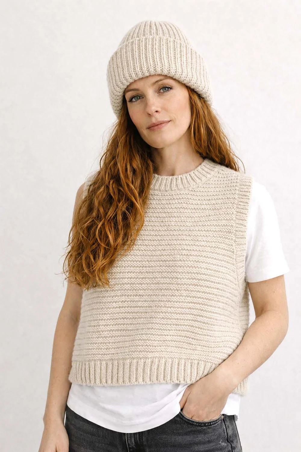 Halfen Struktur Pullunder Alpaka Damen beige getragen von einer Dame vor weißem Hintergrund, Ansicht von vorne. 