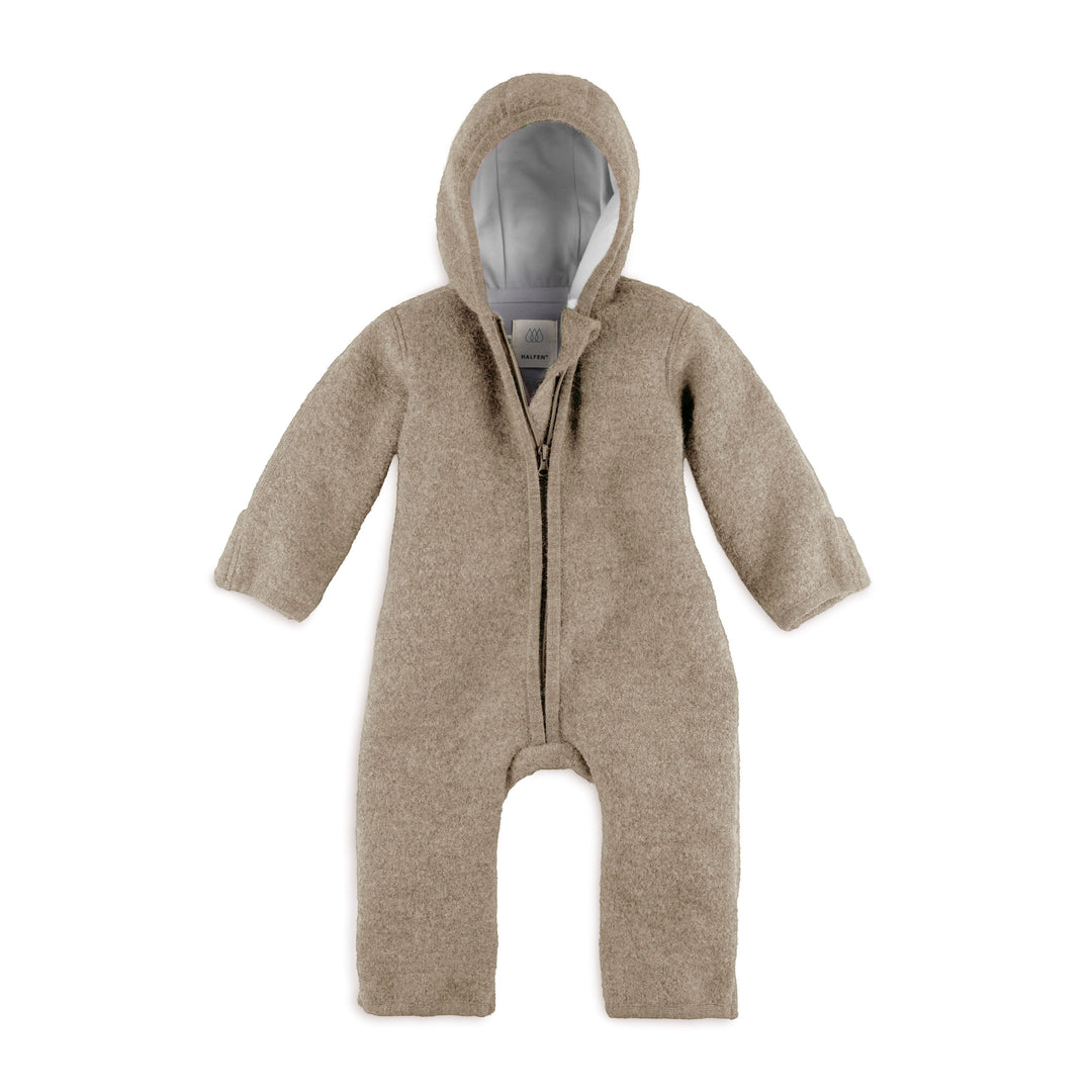 grau-beigefarbener Overall aus Wollwalk für Babys und Kleinkinder mit durchgehendem Reißverschluss und Kapuze und umschlagbaren Bündchen und Fußenden bis Größe 74/80. Produktbild, Ansicht von vorne. 