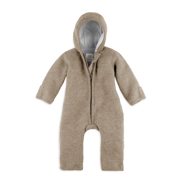 grau-beigefarbener Overall aus Wollwalk für Babys und Kleinkinder mit durchgehendem Reißverschluss und Kapuze und umschlagbaren Bündchen und Fußenden bis Größe 74/80. Produktbild, Ansicht von vorne. 