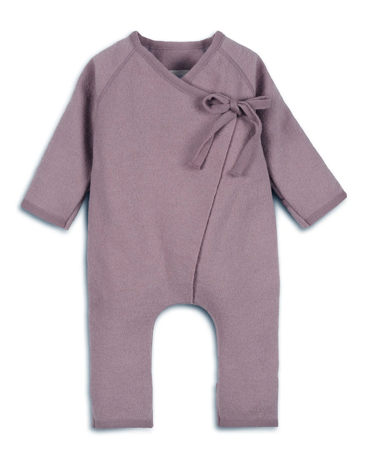 dunkelrosafarbener Overall aus Bio-Schurwolle für Babys und Kleinkinder mit  Wickelverschluss und umschlagbaren Ärmeln und Füßen. Produktbild, Ansicht von vorne. 
