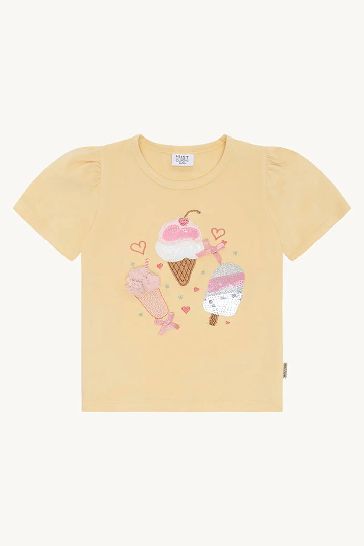 gelbes T-Shirt für Mädchen aus Baumwolle mit drei bunten, aufgenähten verschiedenen Eissorten aus Pailletten und Tüll, Raffungen an den Schultern, Ansicht Vorderseite