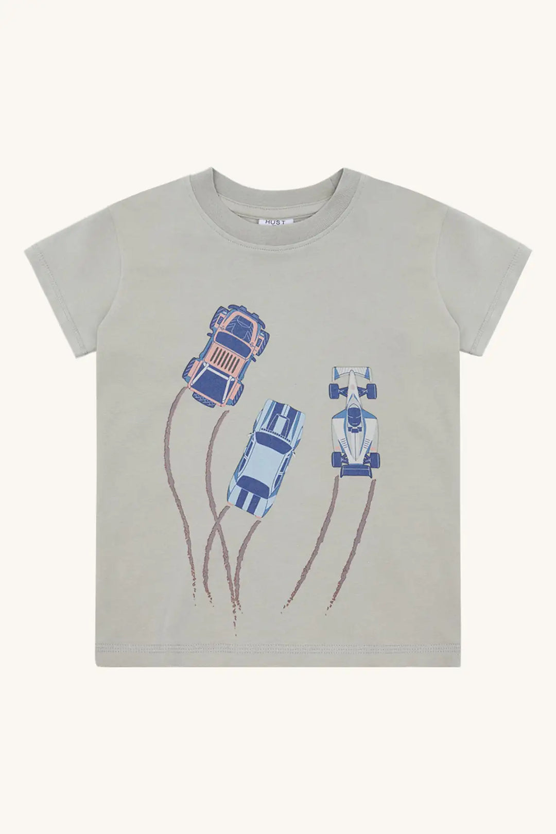 graugrünes T-Shirt für Jungen aus Baumwolle mit drei aufgedruckten Autos auf der Vorderseite, Produktbild, Ansicht Vorderseite, Rundhalsausschnitt