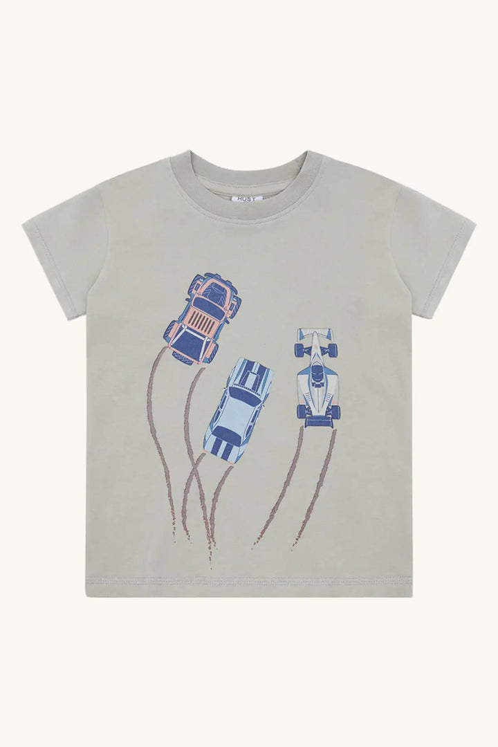 graugrünes T-Shirt für Jungen aus Baumwolle mit drei aufgedruckten Autos auf der Vorderseite, Produktbild, Ansicht Vorderseite, Rundhalsausschnitt
