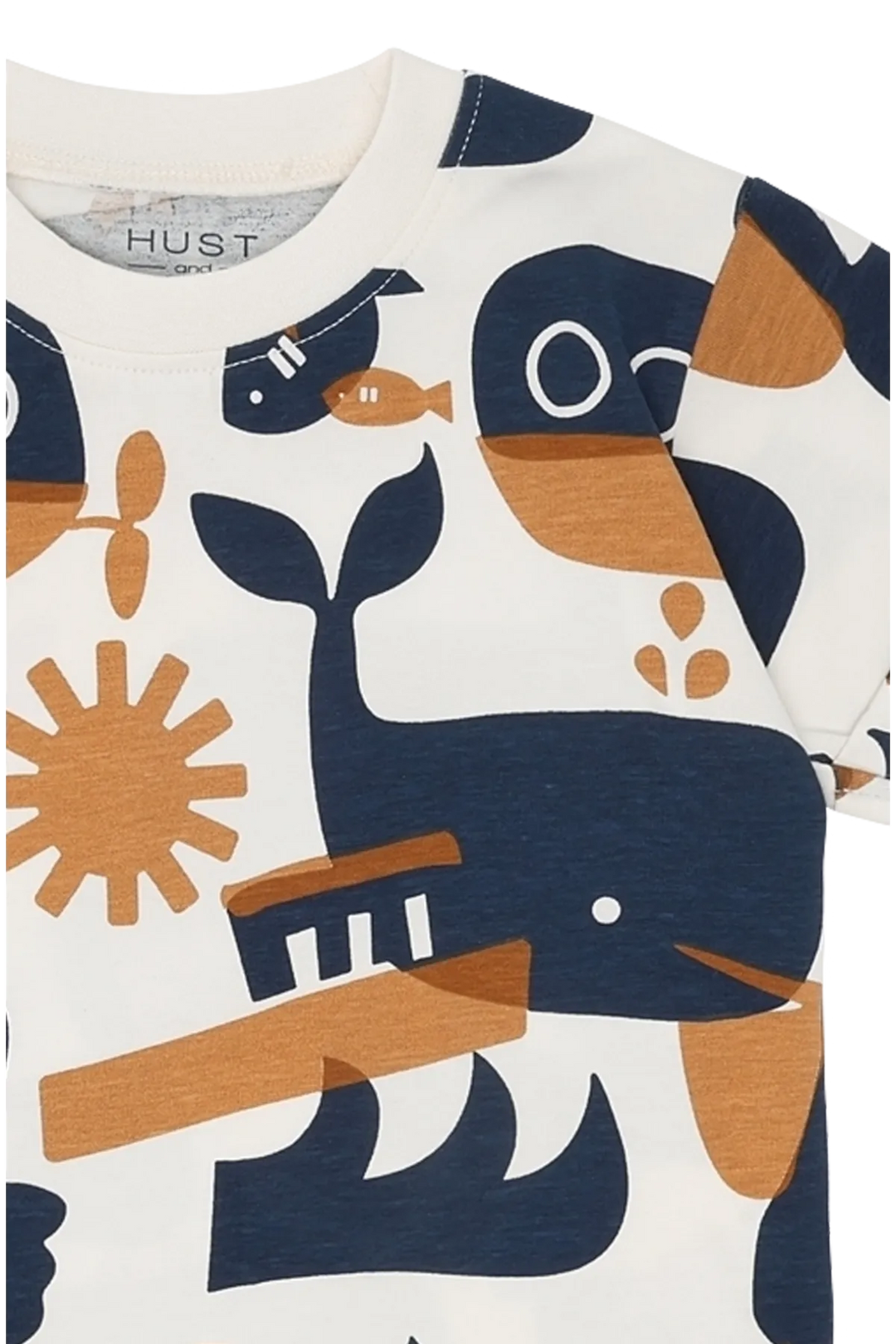 Hust Claire HCAnton Oceanlife snow white Detailaufnahme Rundhalsausschnitt und Alloverprint