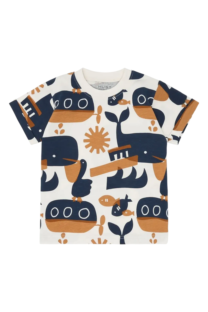 weißes T-Shirt aus Baumwolle und Elasthan mit Allover-Print in Form von abstrakt dargestellten Walen, Pelikanen, U-Booten und Fischen in den Farben dunkelblau und hellbraun