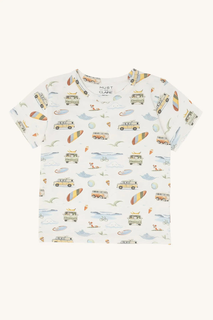 cremeweißes T-Shirt aus Bio-Baumwolle und Elasthan für Kinder mit Rundhalsausschnitt und einem Alloverprint mit handgezeichneten Bildern von Surfbrettern, Wellen und Bullies