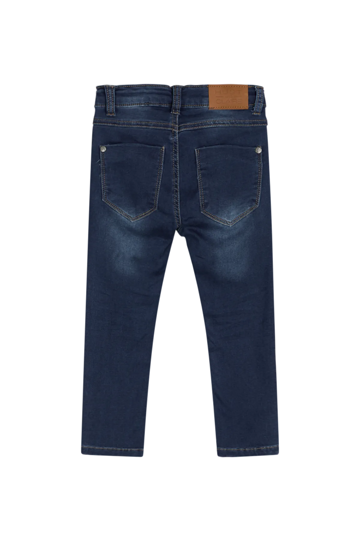 Hust Claire HCJosh Denim blue denim Ansicht von hinten mit Blick auf die beiden Gesäßtaschen und leichten Verwaschungen unterhalb des Gesäßs