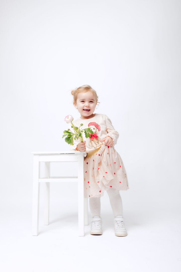 Hust & Claire HCNInna Cherry mix emb. quartz getragen von einem kleinen Mädchen vor weißem Hintergrund, Ansicht von vorne