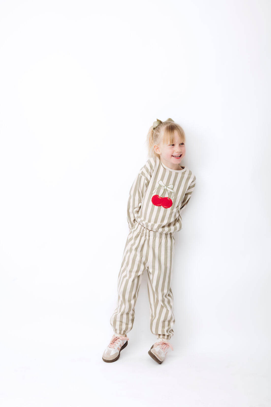 Hust & Claire HCSicilia quartz getragen von einem Mädchen vor weißem Hintergrund, Ganzkörperaufnahme, kombiniert mit musteridentischer Hose 