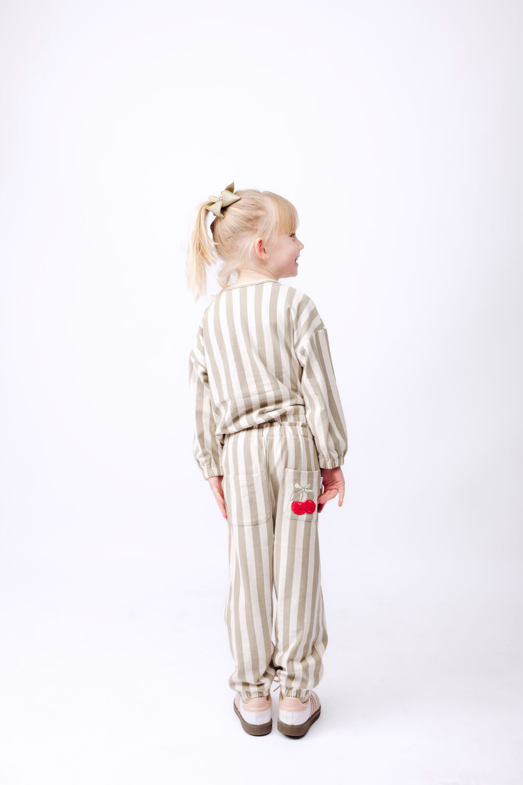 Hust & Claire HCSicilia quartz getragen von einem Mädchen vor weißem Hintergrund, Ansicht von hinten