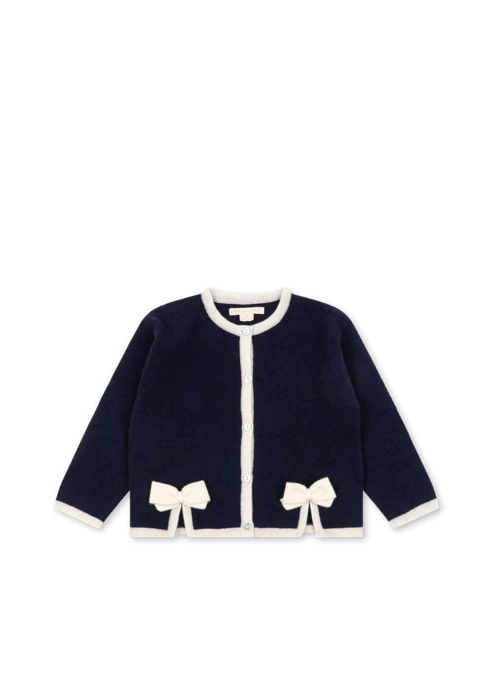 Dunkelblauer Cardigan für Mädchen aus 100% Wolle mit weißen Nähten am Rundhalsausschnitt, an der durchgehenden Knopfleiste und am Saum sowie an den Ärmelenden. Mit zwei weißen Schleifen oberhalb des unteren Saums. Produktbild, Ansicht von vorne. 