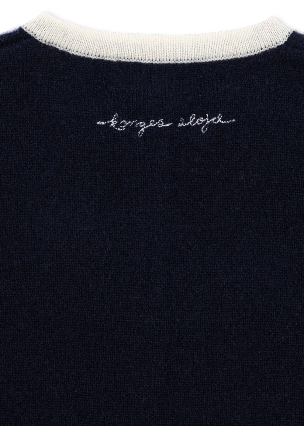 Konges Sloejd Alette Cardigan navy blazer Detailansicht eingesticker Konges Slojd Schriftzug im Nacken. 
