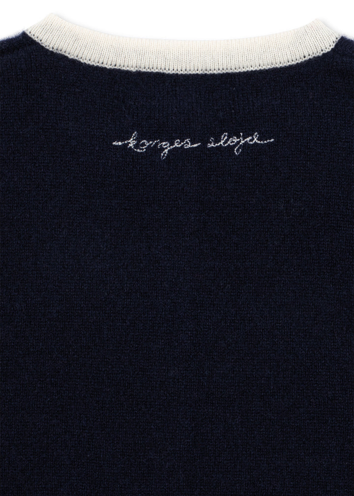 Konges Sloejd Alette Cardigan navy blazer Detailansicht eingesticker Konges Slojd Schriftzug im Nacken. 