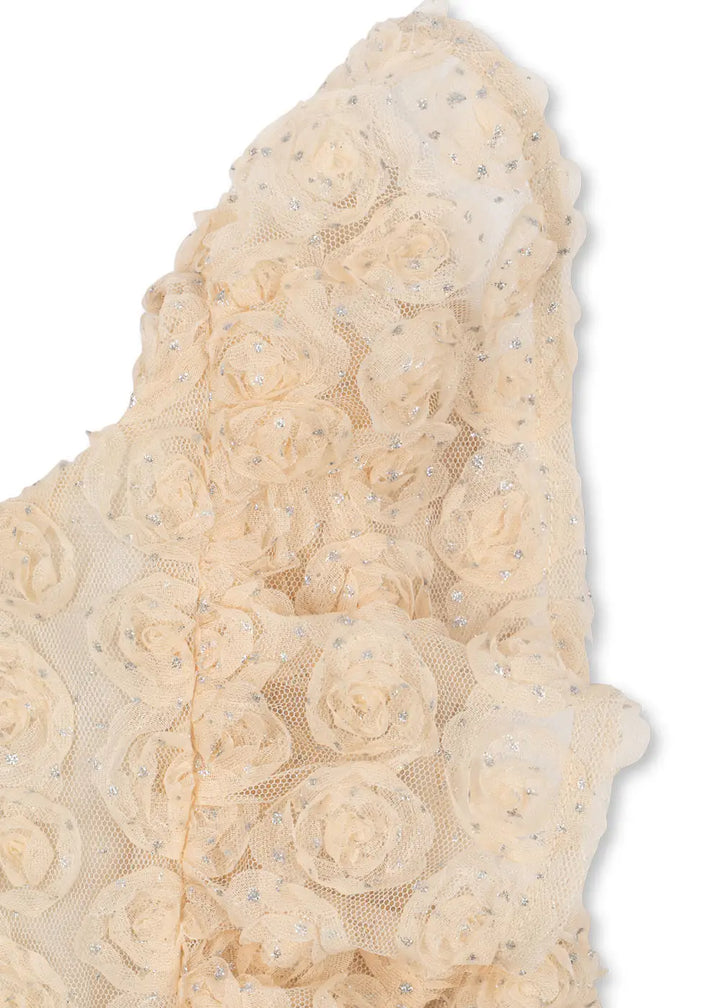 Konges Sloejd Ally Dress sandshell Detailansicht Schulter mit Blick auf die Blumenapplikationen und die Glitzerpunkte