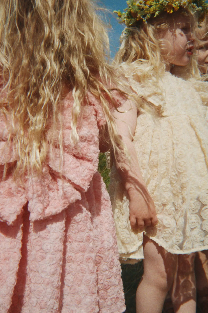 Konges Sloejd Ally Dress sandshell getragen von zwei Mädchen, ein Kleid Ally in cremefarbenem sandshell, das andere Kleid in rosa