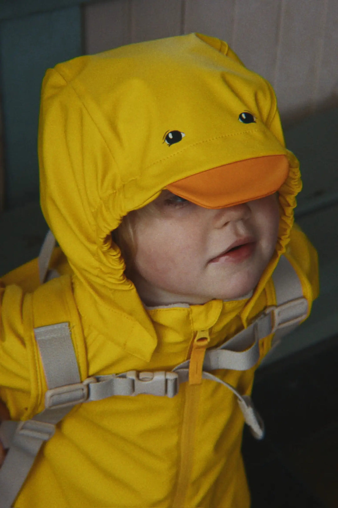 Konges Sloejd Anneli Rain Set solar power getragen von einem Kleinkind, Ansicht der Enten-Kapuze von vorne.