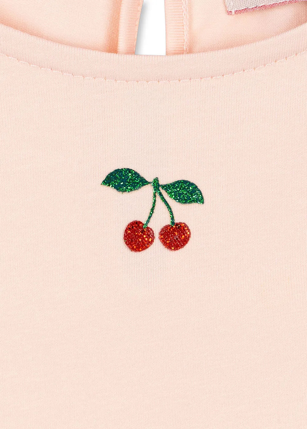 Konges Sloejd Ballerina Dress cherry glitter Detailansicht glitzernde Kirsche unterhalb des Rundhalsausschnitts