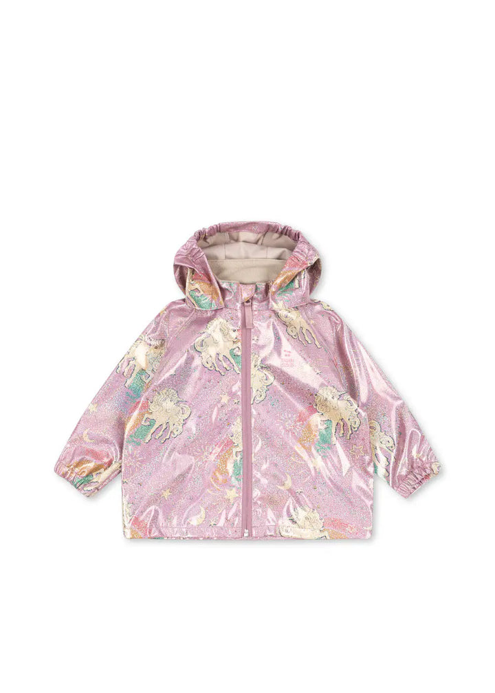 rosafarbene Regenjacke für Mädchen mit Glitzer-Effekt und buntem Einhorn-Regenbogen-Muster, abnehmbarer Kapuze, durchgehendem Reißverschluss und Gummibündchen an den Armen. Produktbild, Ansicht von vorne. 