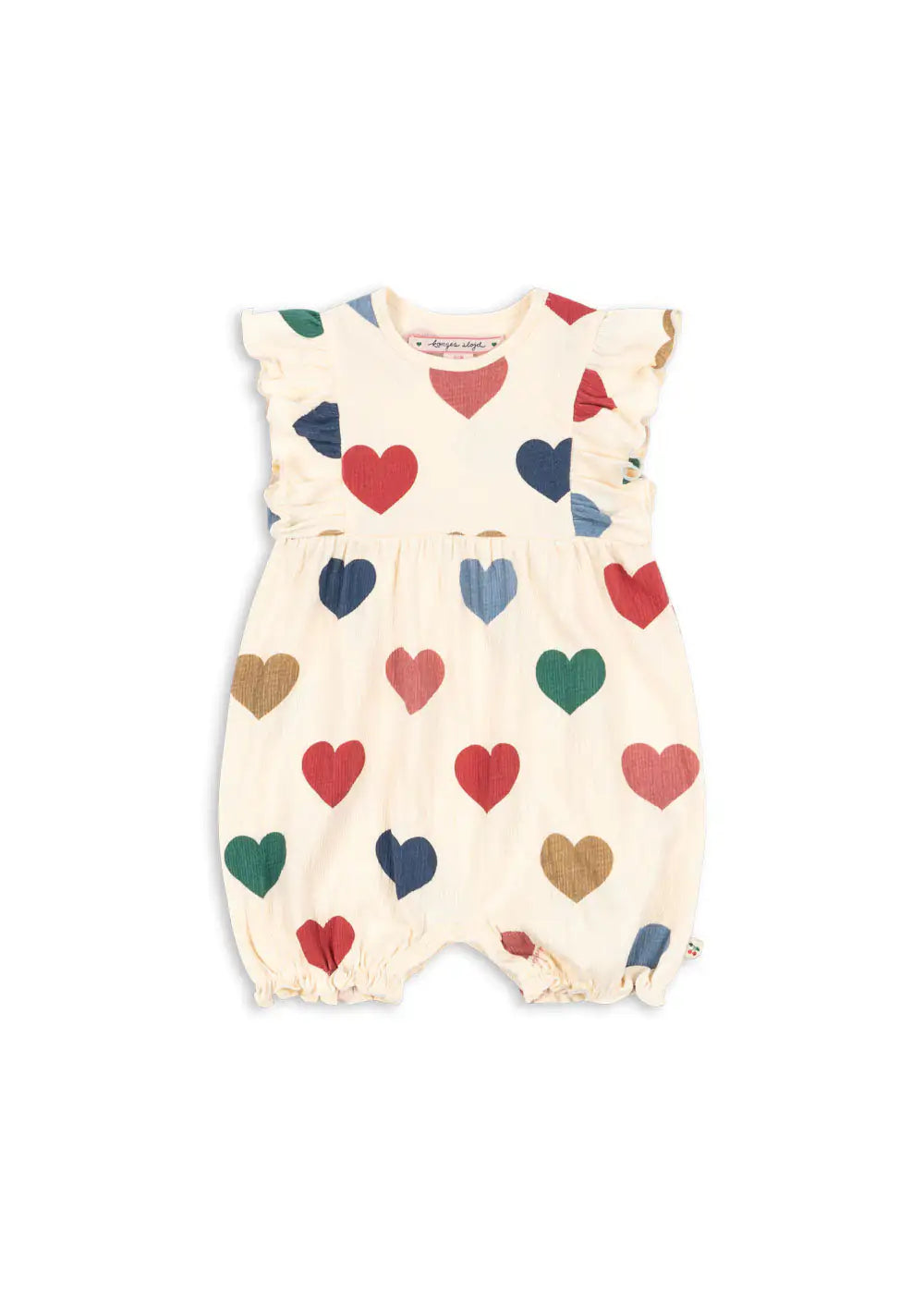 cremefarbener, ärmelloser Strampler aus Bio-Baumwolle für Babys mit buntem Herz-Allover-Print, Rundhalsausschnitt, Rüschen von der Taille bis zur Schulter und kurzen Beinen, Druckknopfverschluss im Windelbereich. 