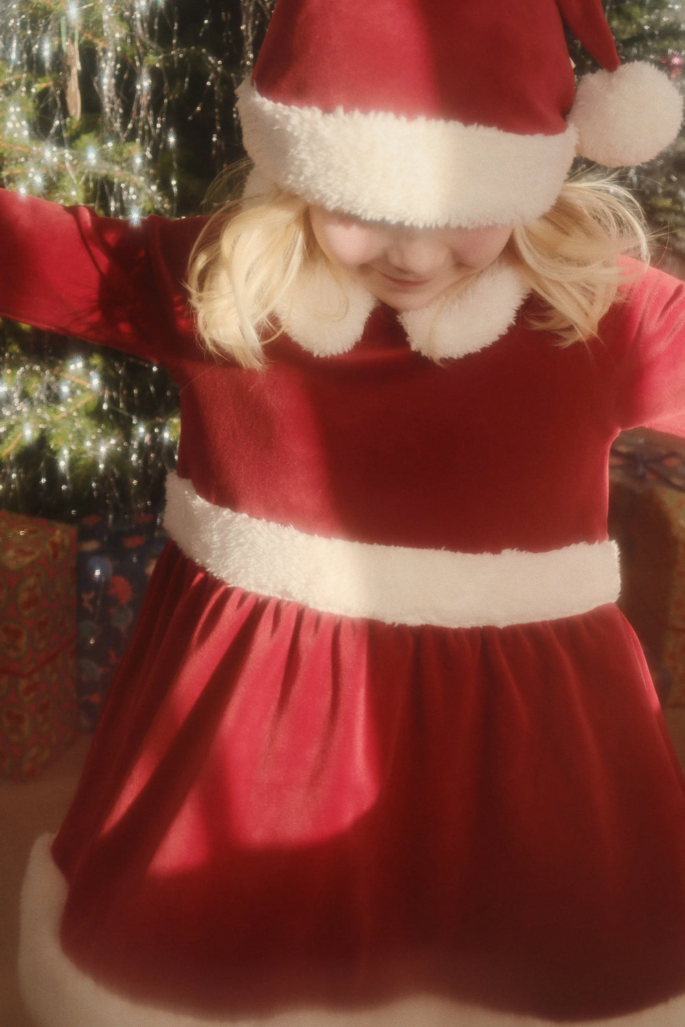 Konges Sloejd Christmas Hat red dahlia getragen von einem Mädchen, Ansicht von vorne. 