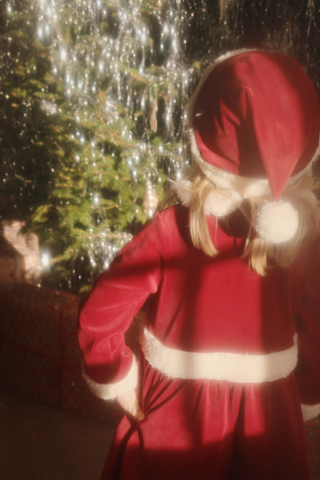 Konges Sloejd Christmas Hat red dahlia getragen von einem Mädchen, Ansicht der Rückseite. 