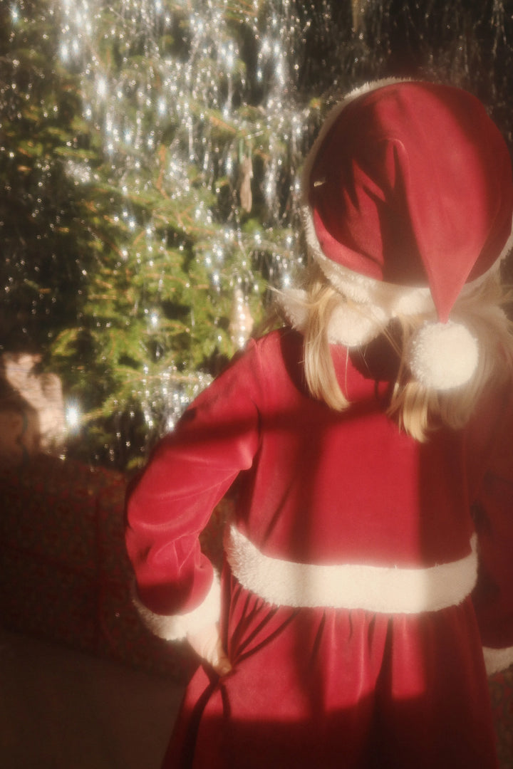 Konges Sloejd Christmas Hat red dahlia getragen von einem Mädchen, Ansicht der Rückseite. 