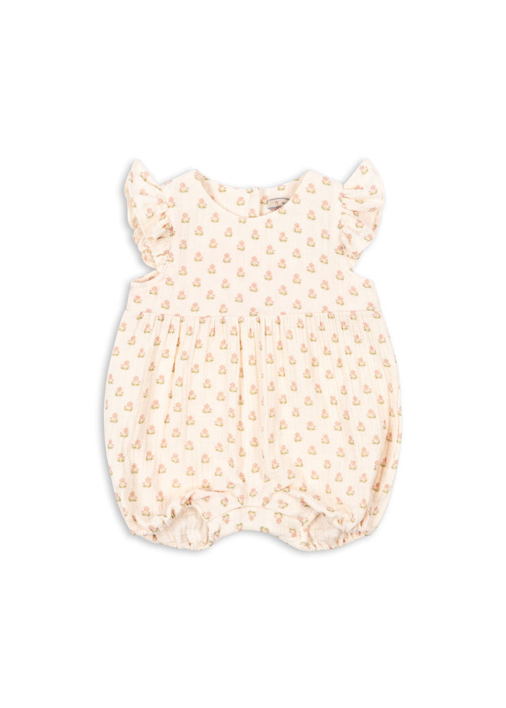 creme-rosé farbener Strampler für Baby-Mädchen aus 100% Bio-Baumwolle in Musselin Qualität mit zartem Blümchenmuster und Rüschen an den Arm-Ausschnitten, Knopfleiste auf dem Rücken und Druckknöpfe im Windelbereich&amp;nbsp;