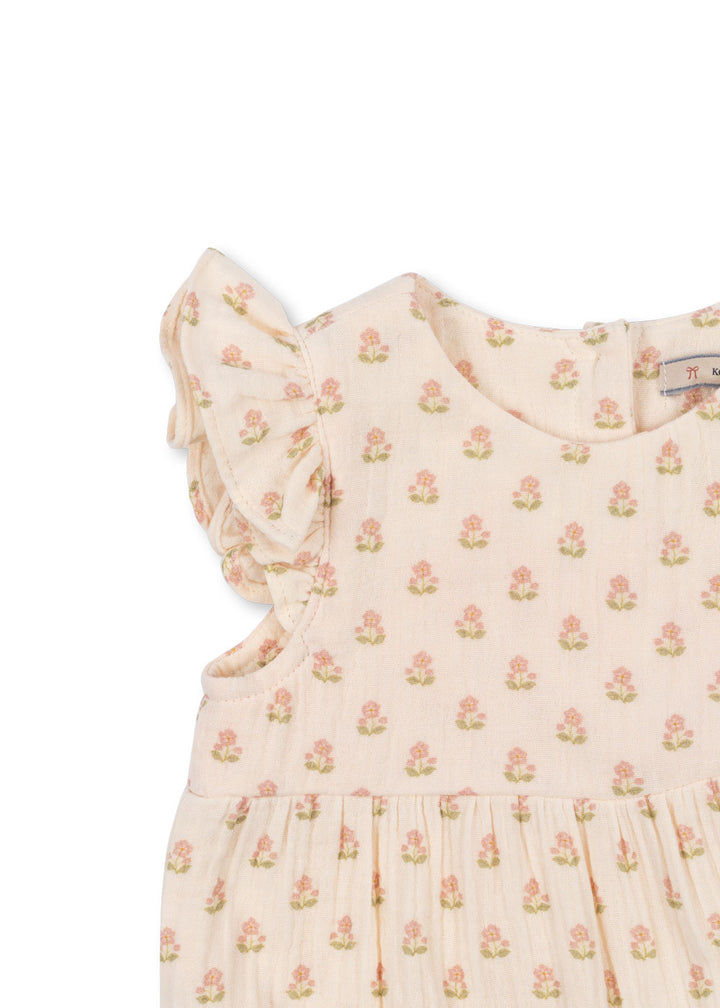 Konges Sloejd Coco Frill Romper carta rosa Detailansicht Rundhalsausschnitt und Rüschen am Armausschnitt sowie Blumenmuster
