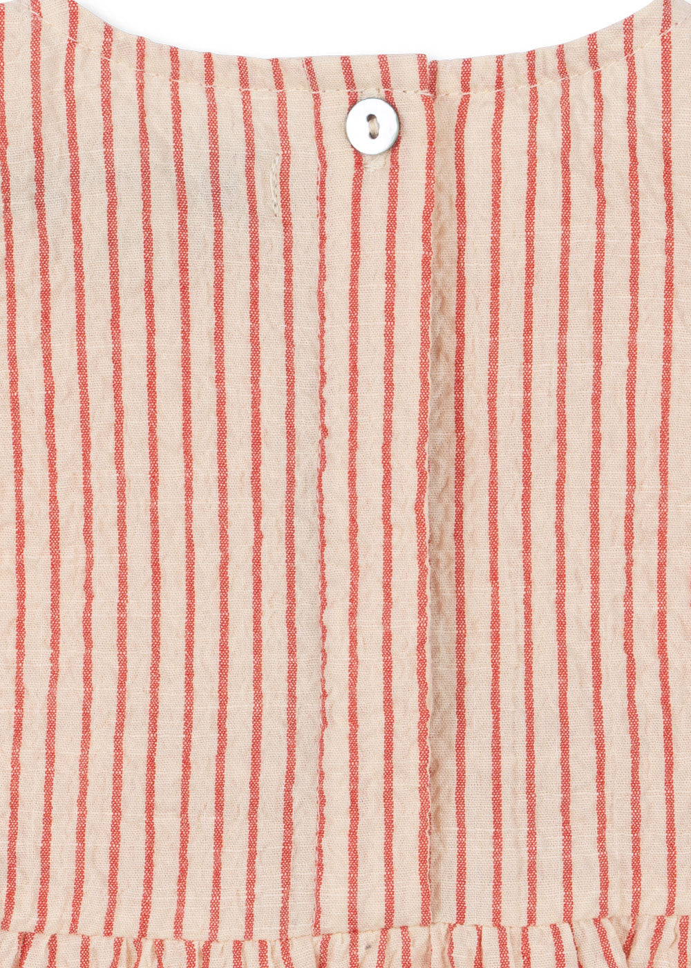 Konges Sloejd Ellie Frill Romper GOTS amour stripe Detailansicht Knopfverschluss im Nacken