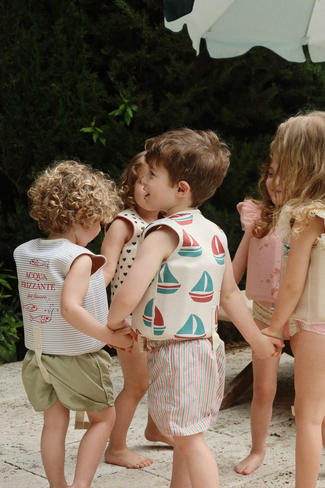 Konges Sloejd Ellis Swim Vest ahoy getragen von einem Jungen, stehend, Ansicht von der Seite
