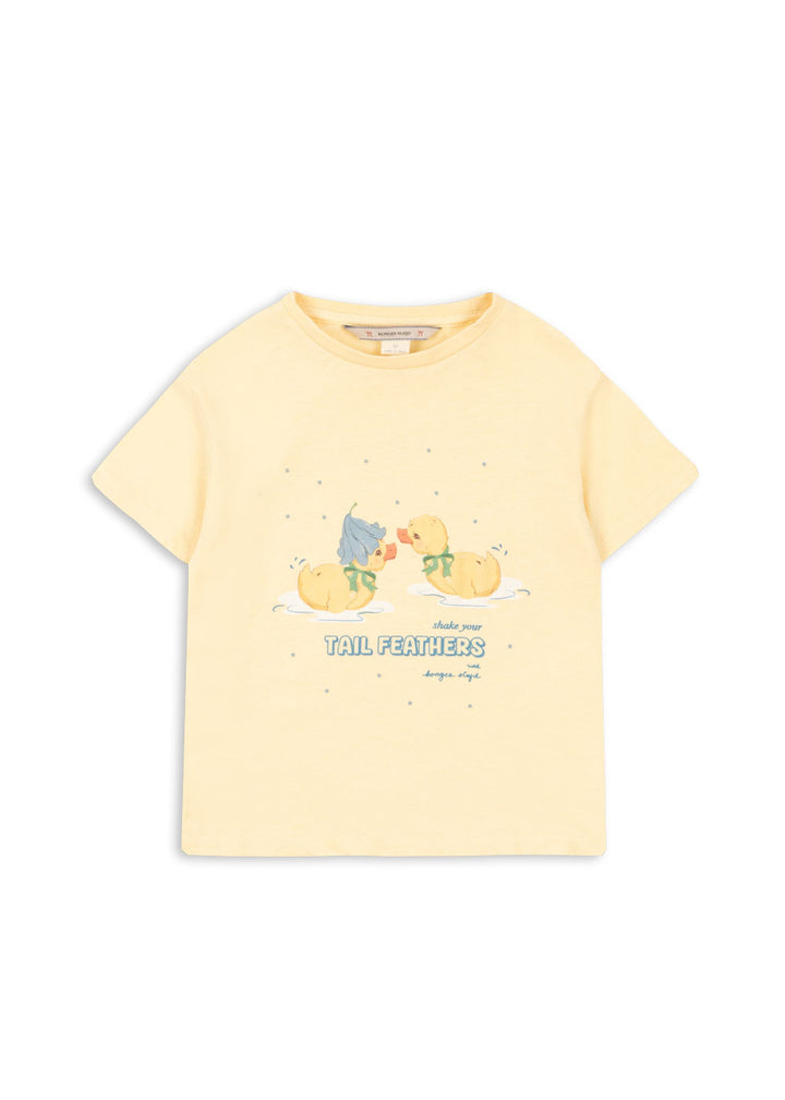 buttergelbes T-Shirt für Babys aus Baumwolle und Leinen mit zwei aufgedruckten kleinen, gelben Enten auf der Vorderseite und Rundhalsausschnitt, Produktbild, Ansicht Vorderseite