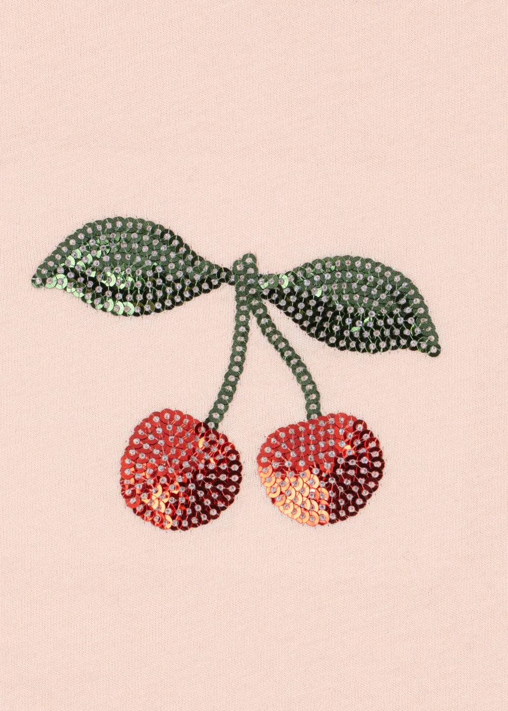 Konges Sloejd Famo Puff Tee GOTS pale bush Detailaufnahme aufgestickte Kirsche aus grünen und roten Pailletten auf rosafarbenem Hintergrund 