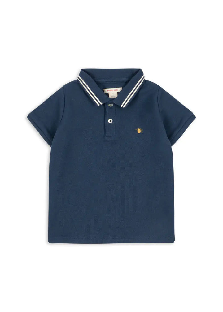 kurzärmeliges, dunkelblaues Poloshirt für Jungen aus Bio-Baumwolle mit zwei weißen Streifen am Kragen, halber Knopfleiste und kleiner, aufgestickter Zitrone auf Höhe der linken Brust