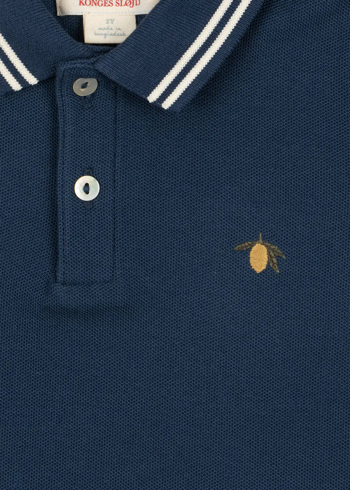 Konges Sloejd Florian Polo Shirt spellbound Detailansicht aufgestickte Zitrone und Knopfleiste, Piqué-Qualität