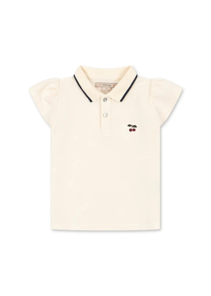cremeweißes Poloshirt für Mädchen aus Baumwolle mit kurzen, leicht gepufften Ärmeln, aufgestickter kleiner Kirsche auf Höhe der linken Brust und marineblauem Streifen am Kragen 