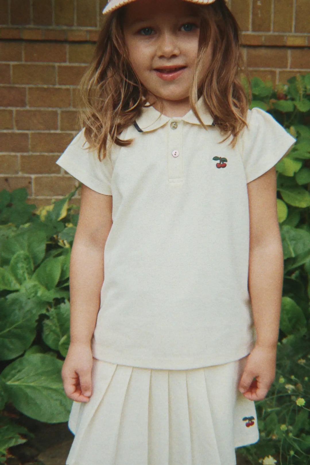 Konges Sloejd Florita Polo Shirt OCS antique white getragen von einem kleinen Mädchen, Ansicht von vorne