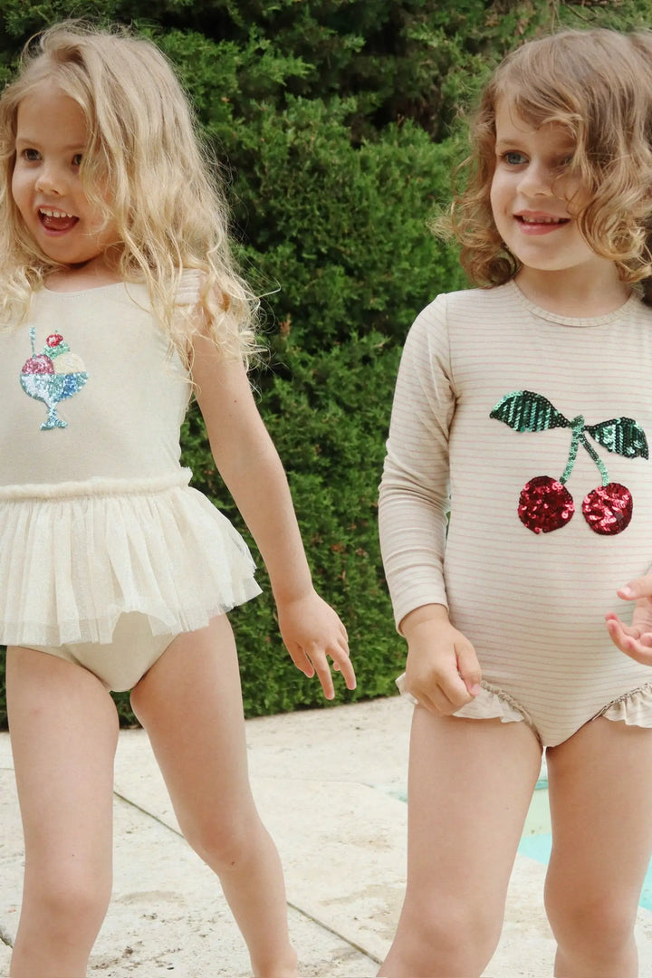 Konges Sloejd Jade LS Swimsuit rose stripe getragen von einem Mädchen am Pool, Ansicht von vorne