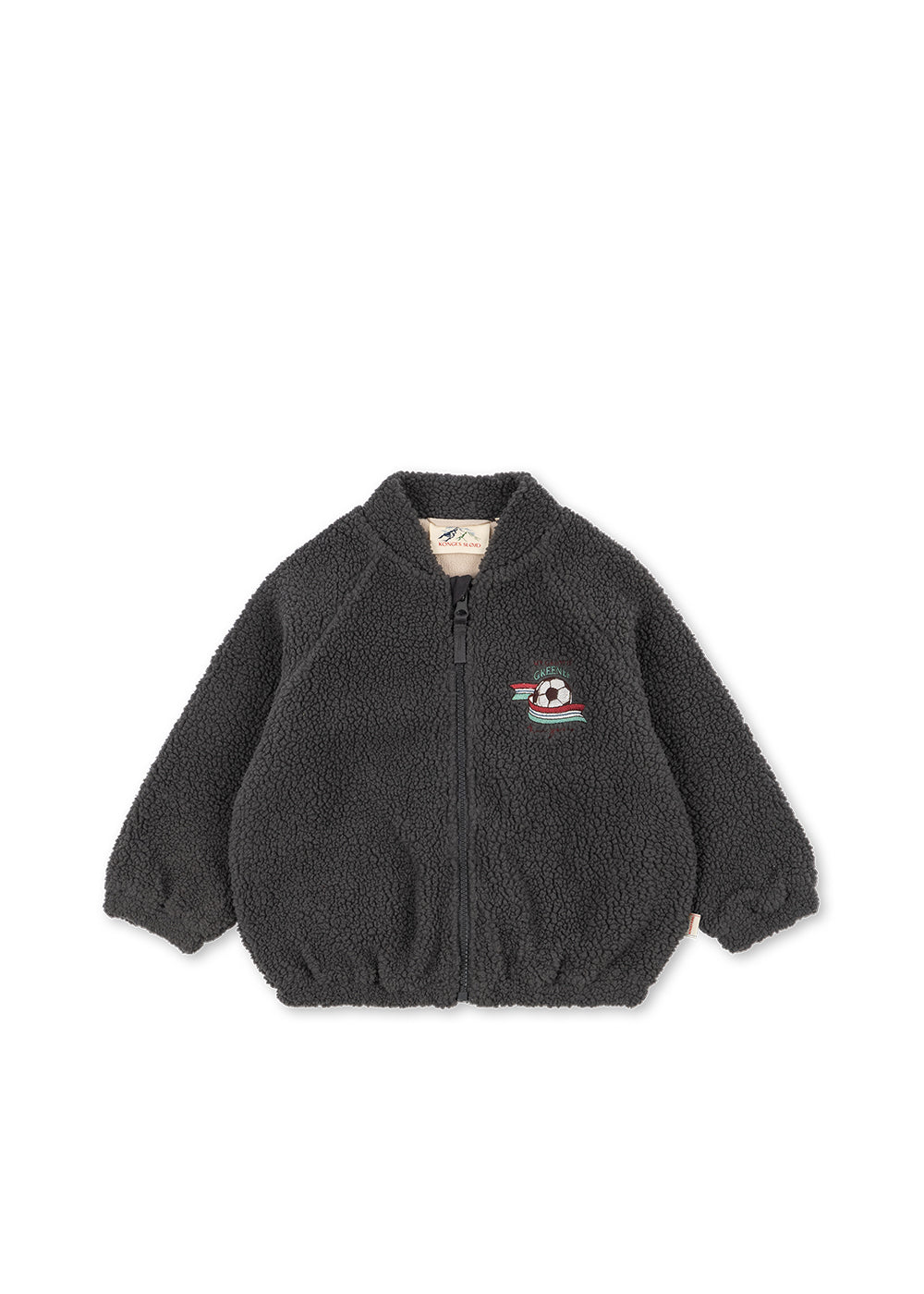 Fleecejacke aus dunkelgrauem Teddyfleece, auf deren Rückseite sich ein großes, gesticktes Motiv mit einem Fußball und einem Band in Rot, Weiß, Grün und Blau befindet. Mit Bomberjacken-Kragen, durchgehendem Reißverschluss und Gummibund an den Ärmelabschlüssen und am Saum. Produktbild, Ansicht von vorne. 