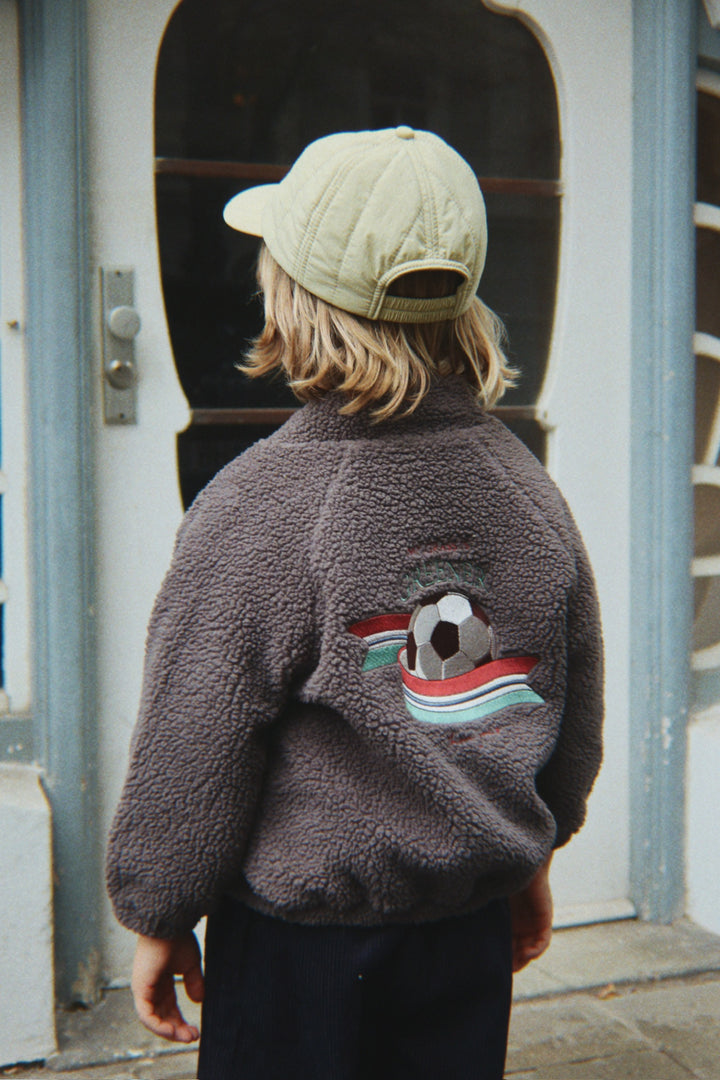 Konges Sloejd Jody Bomber Jacket GRS magnet getragen von einem Jungen, Ansicht der Rückseite. 