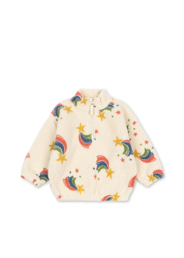 heller cremefarbener Fleecepullover für Mädchen mit Stehkragen und Half-Zip, buntes Regenbogen-Sternschnuppen-Muster, oversized Schnitt. Produktbild, Ansicht von vorne. 