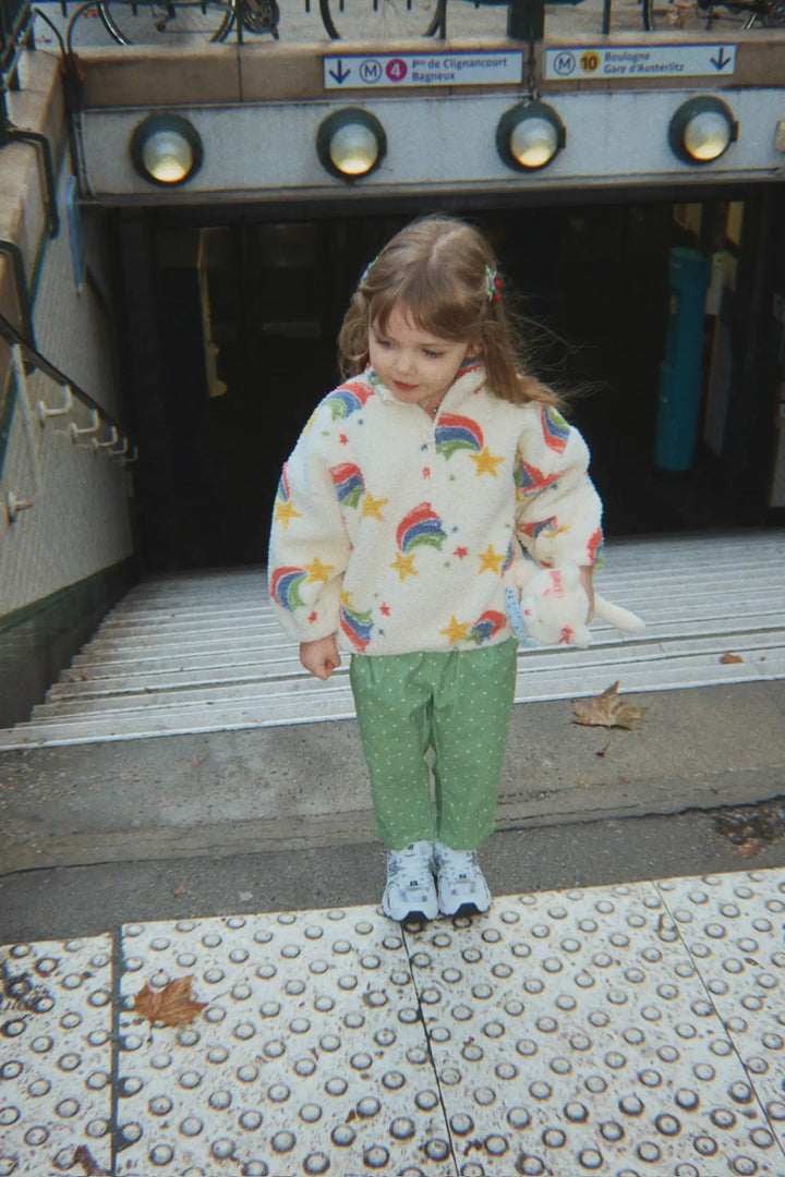 Konges Sloejd Jody Teddy Half Zip GRS rainbow star getragen von einem Mädchen, Ansicht von vorne. 