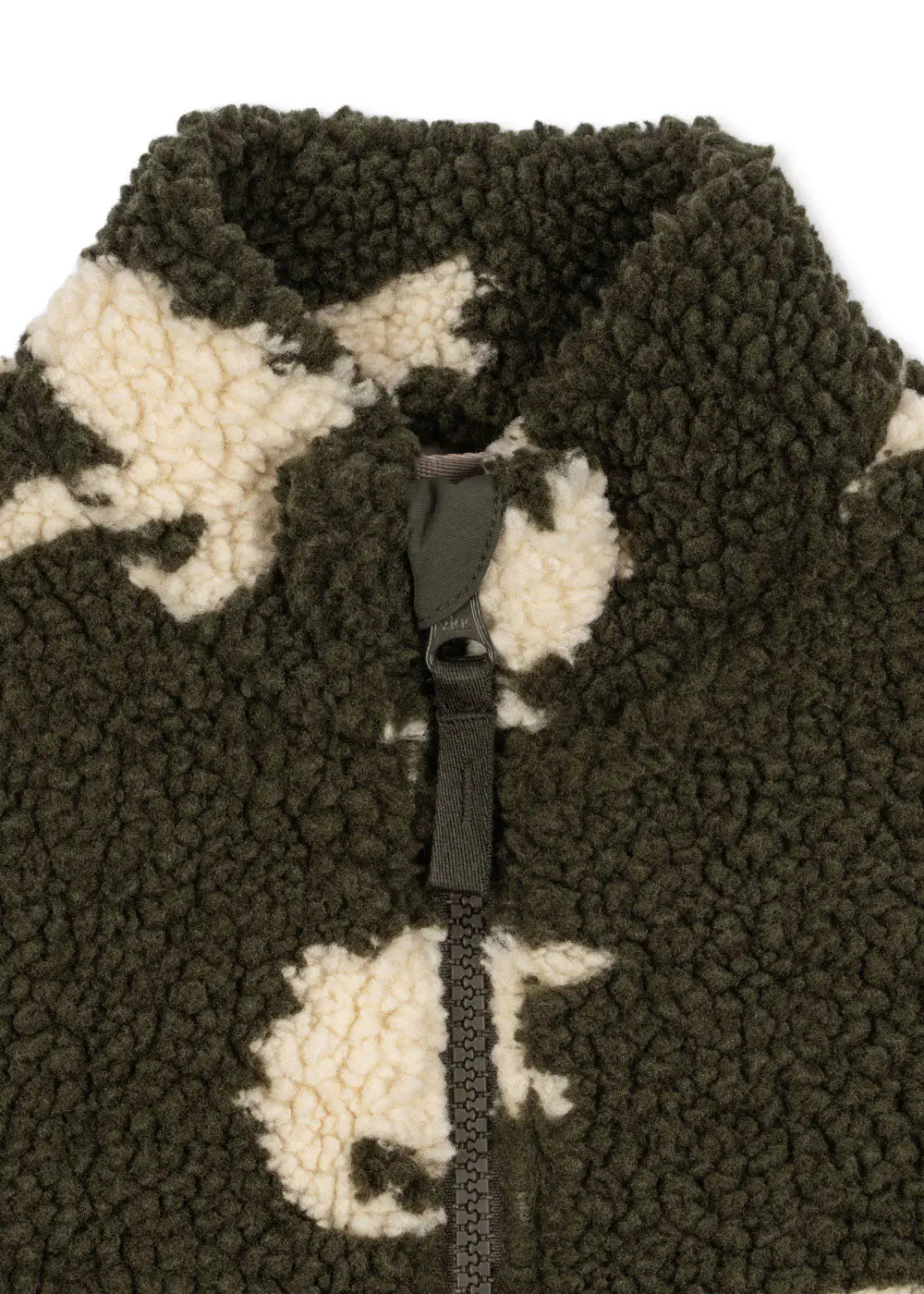 Konges Sloejd Jody Teddy Jacket GRS dino silhouette Detailansicht Stehkragen und Reißverschluss. 