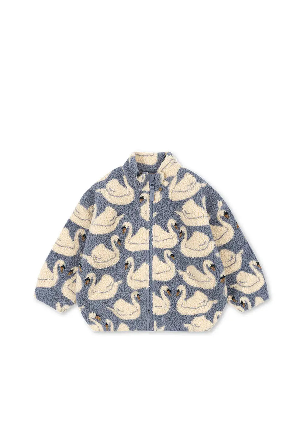 blaue FleeceJacke für Kinder mit cremefarbenem Schwanen-Muster, das sich über die gesamte Jacke erstreckt. Stehkragen, durchgehender Reißverschluss, Seitentaschen. Produktbild, Ansicht von vorne.
