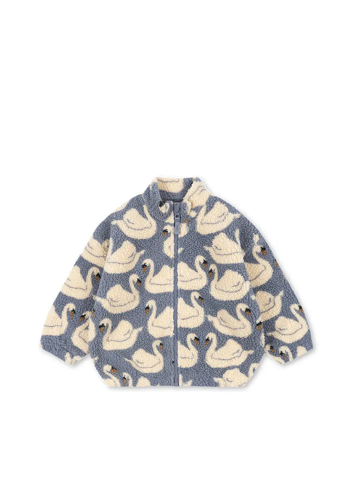 blaue FleeceJacke für Kinder mit cremefarbenem Schwanen-Muster, das sich über die gesamte Jacke erstreckt. Stehkragen, durchgehender Reißverschluss, Seitentaschen. Produktbild, Ansicht von vorne.