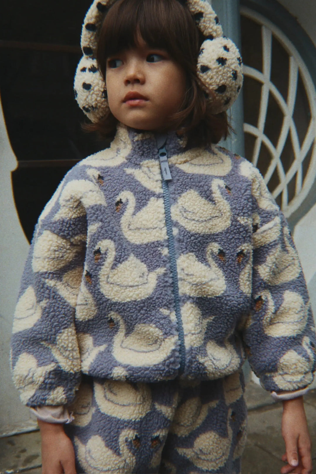 Konges Sloejd Jody Teddy Jacket GRS swan getragen von einem Kleinkind, Ansicht von vorne. 